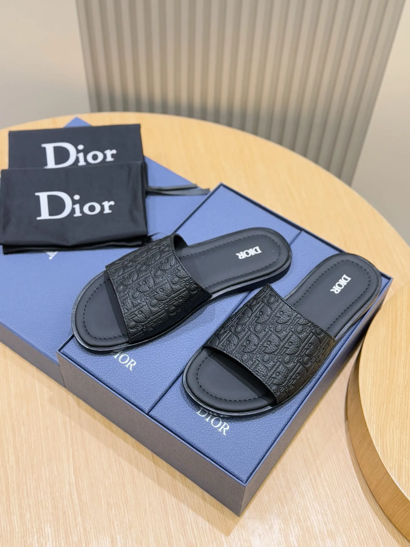 Men's Men's Shoes 💰320 [New Style] 🐝🐝Dior Alias ​​men's leather slippers. This Alias ​​sandal is a new summer product, showing a casual and elegant style. Carefully crafted from grained cow leather and Oblique printed fabric, with cowhide lining! Cross-strap design with metal-clad brass CD Diamond logo. The imported cowhide leather and rubber sole adds sophistication and comfort, while Oblique print-effect anti-slip panels add style. Size: 39-44 (customized at 38.45)